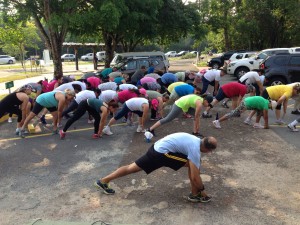 Exercícios de alongamento são fundamentais antes de inciar a caminhada.