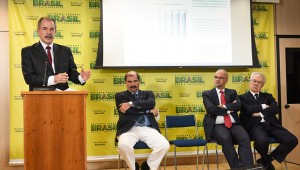 O ministro Mercadante apresenta os dados do Censo Escolar, acompanhado do presidente do Inep, Luiz Roberto Curi; pelo secretário executivo do MEC, Luiz Cláudio Costa, e pelo secretário de Educação Básica, Manuel Palácios (Foto: Isabelle Araújo/MEC)