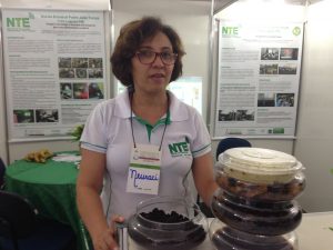 Professora Neuraci e a réplica do sistema de compostagem utilizado na EE Bom Jesus.