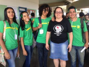 A coordenadora Eliana, com a camiseta da FECCAT.