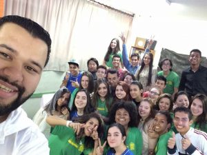 Professor Alan e a turma de ensino médio da EE Joaquim Murtinho