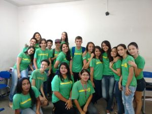 Franco, ao centro, comemora com os colegas a oportunidade de apresentar sua ideia.