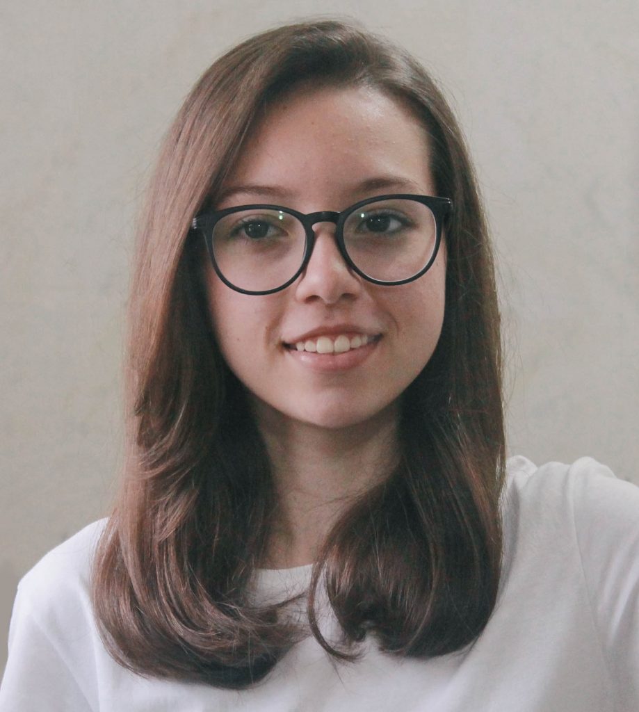 A estudante Rhayssa, autora de quatro crônicas do livro.