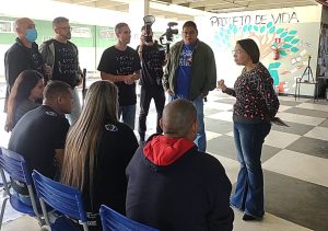 Estudantes da EE Júlia Gonçalves Passarinho assistem peça teatral com elenco de cegos