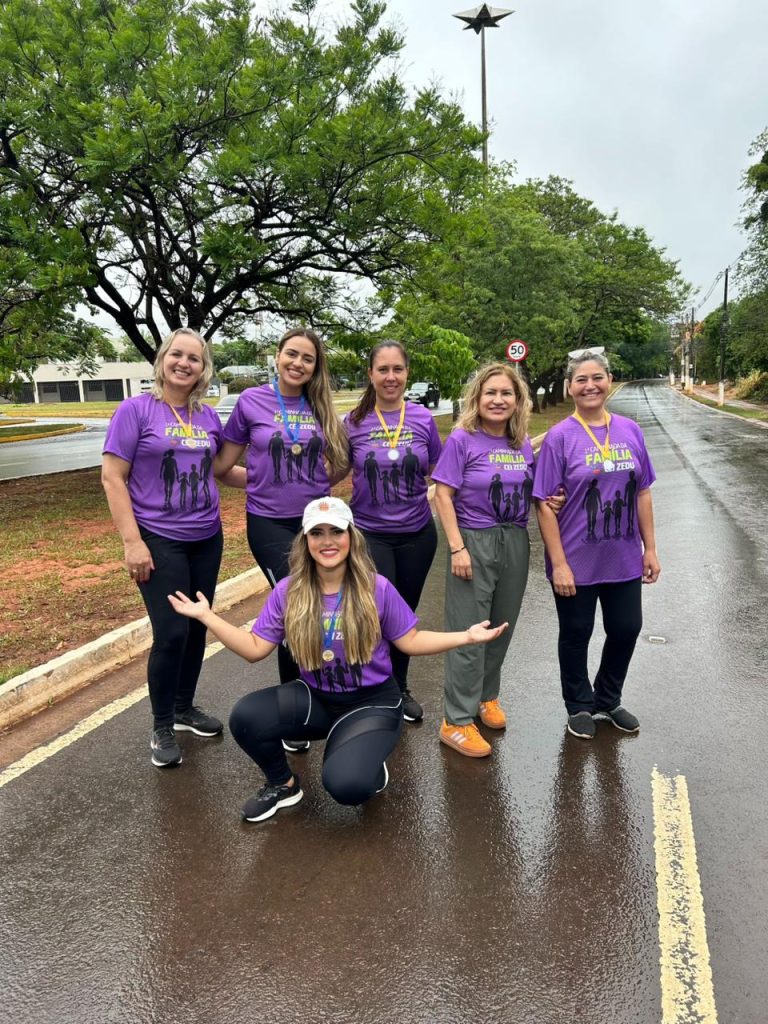 Servidoras na caminhada da família.