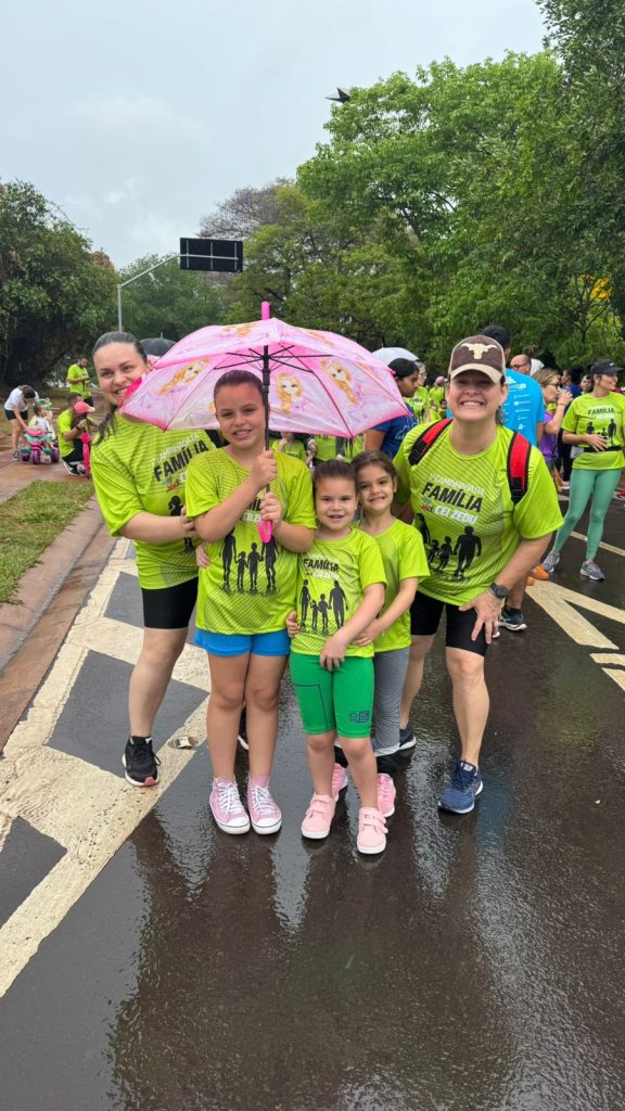 Família durante caminhada.