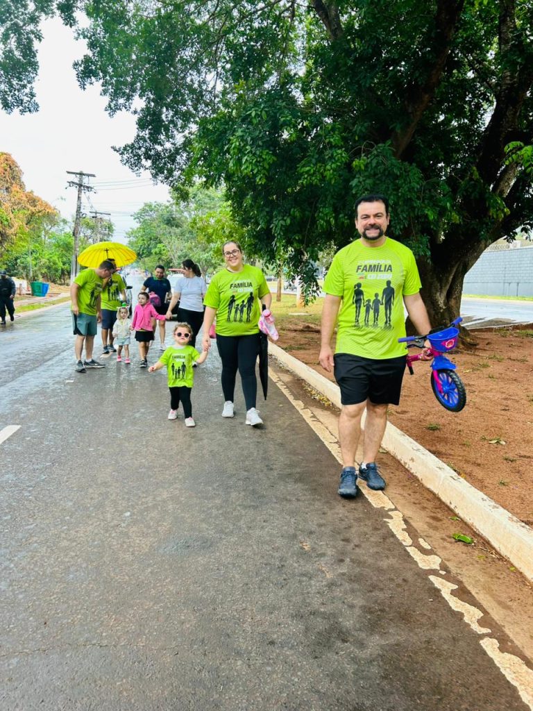 Família durante caminhada.