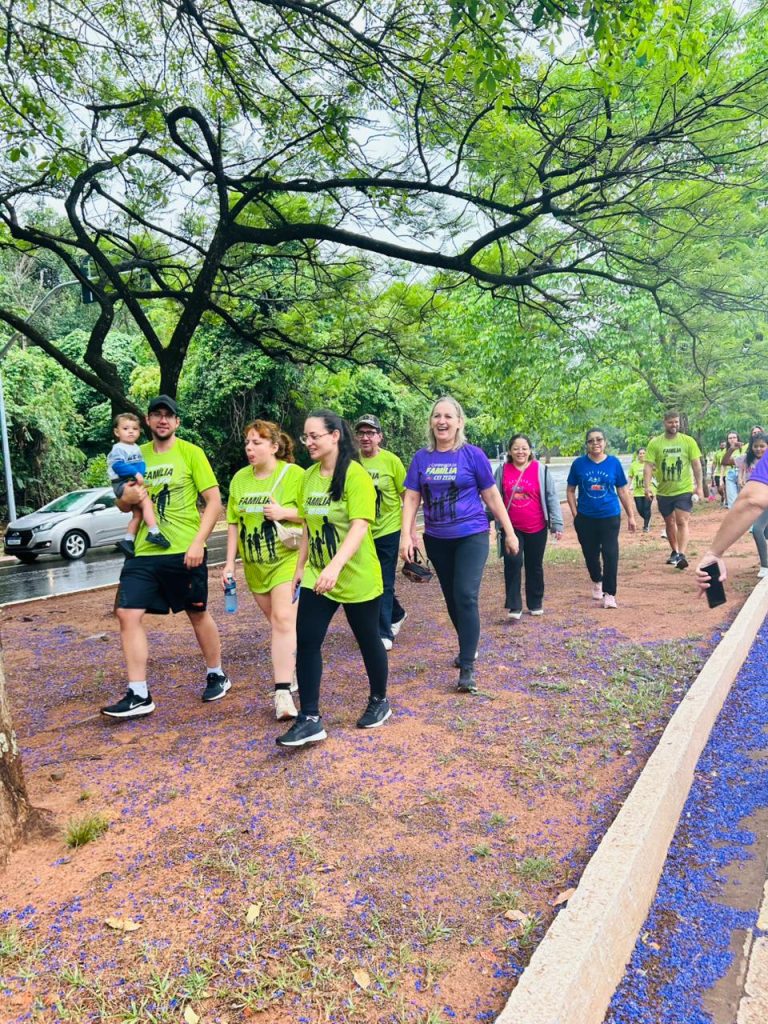 Família durante caminhada.
