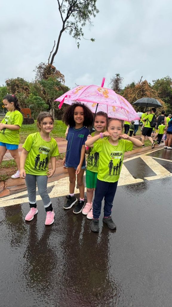 crianças na caminhada com guarad-chuva.