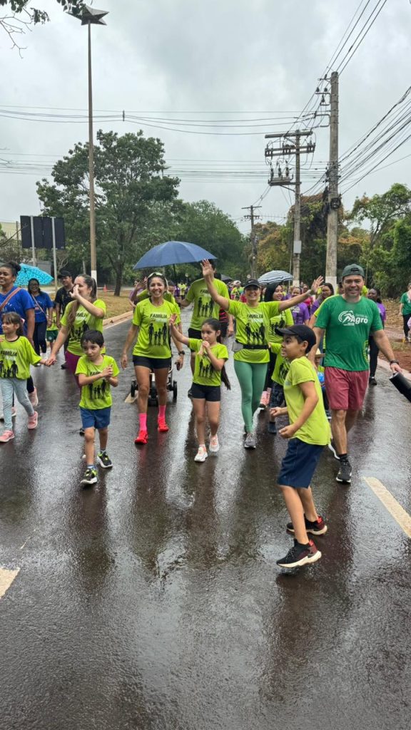 Família durante caminhada  com guarda-chuva.
