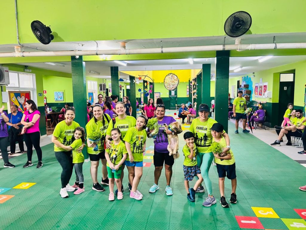 Famílias no pátio da escola.