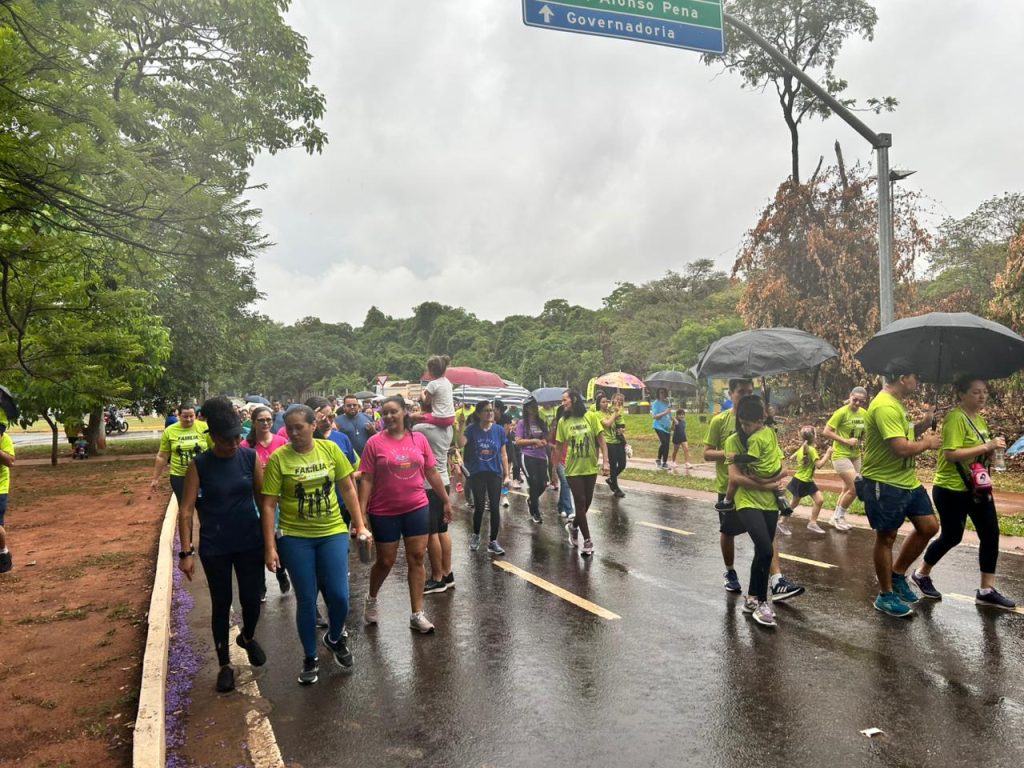 Pessoas na caminhada.