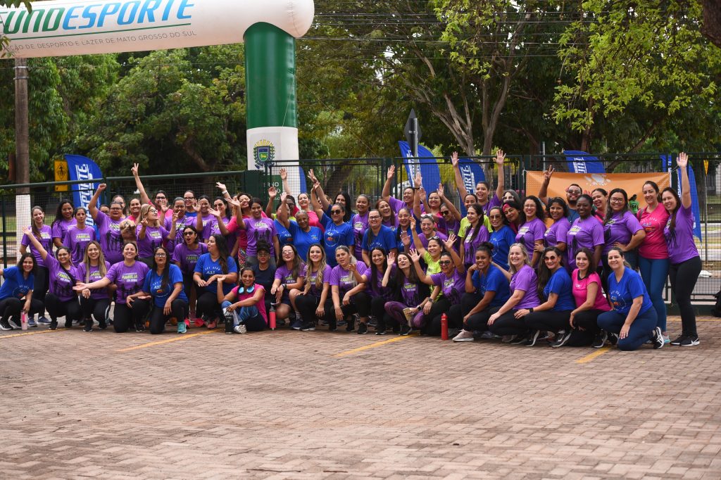 Servidores posando para foto durante caminhada da família