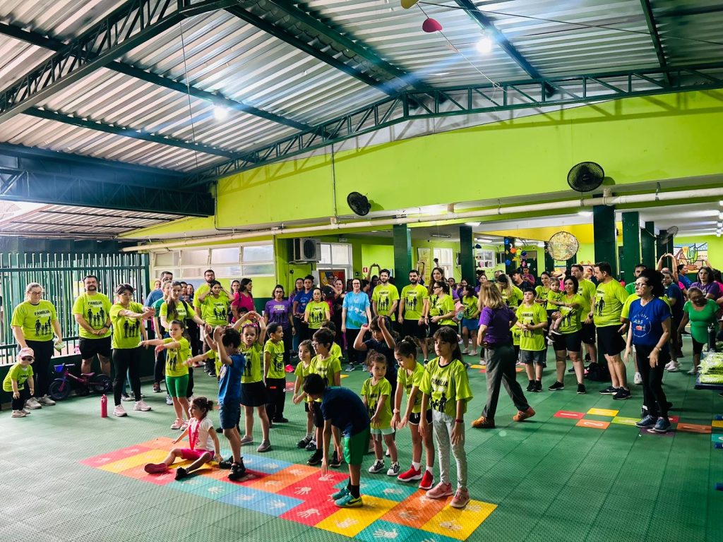 crianças no pátio da escola.