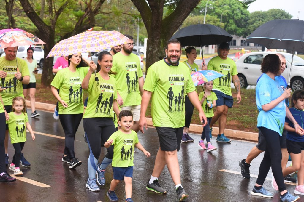 Família durante caminhada 