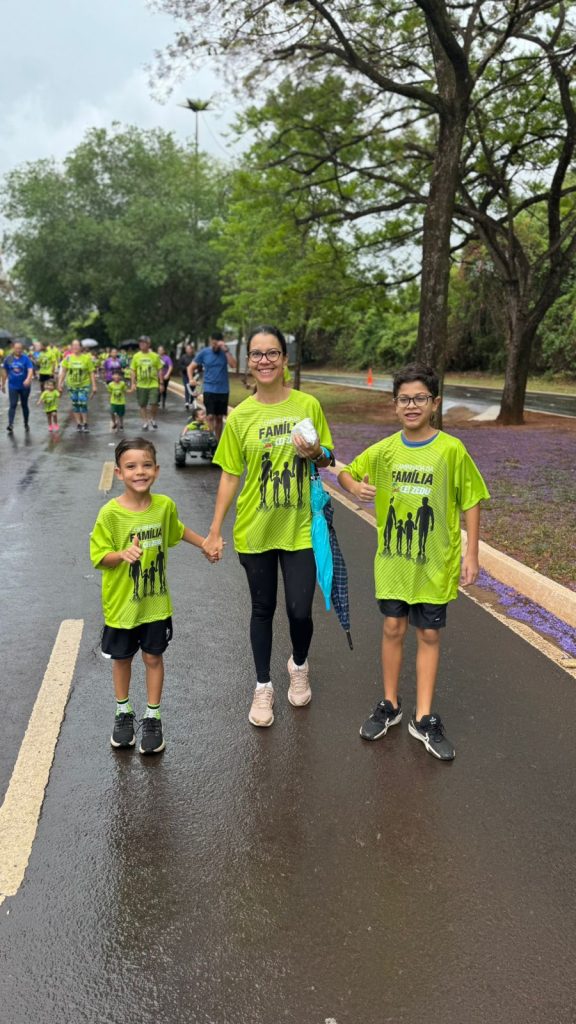Mulher com dois filhos durante a caminhada da família.