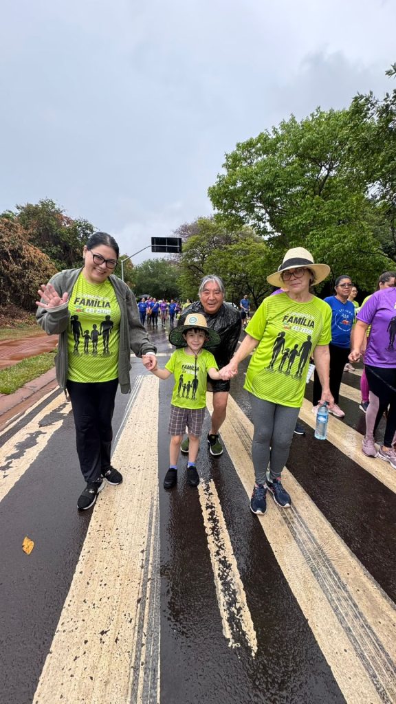 Família durante caminhada. 