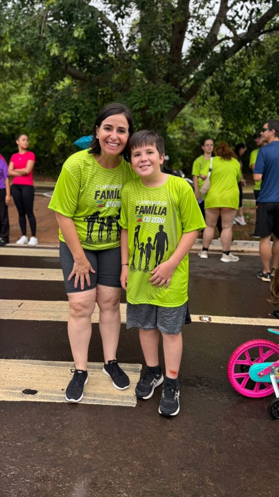 Mãe e filho na caminhada.