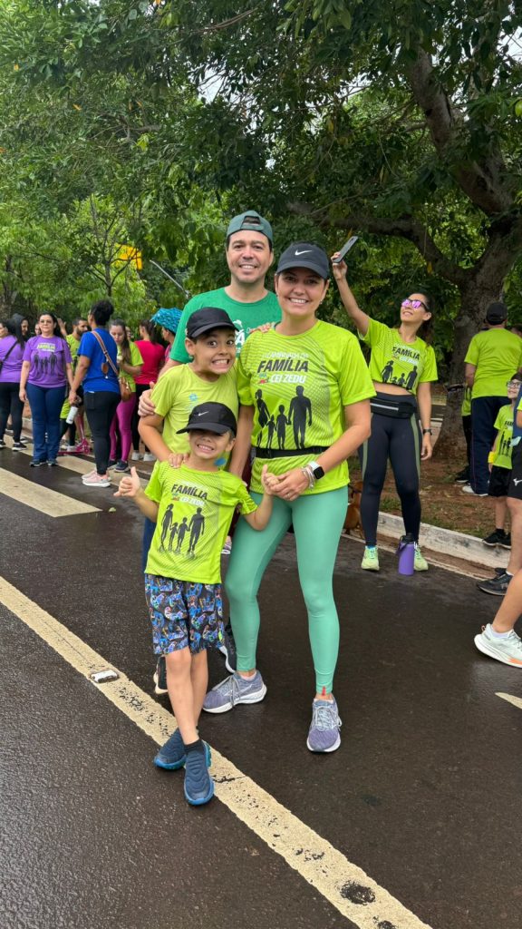 Família durante caminhada.