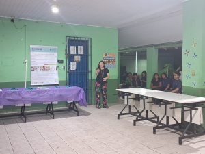 Professora explanando sobre a conquista.