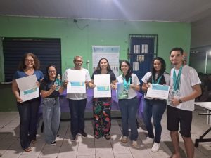 Professores e estudantes posando com medalhas