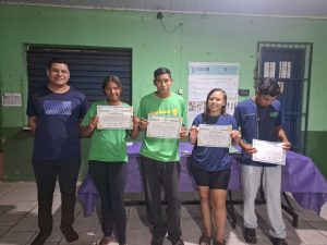 Estudantes posando para foto com certificados.