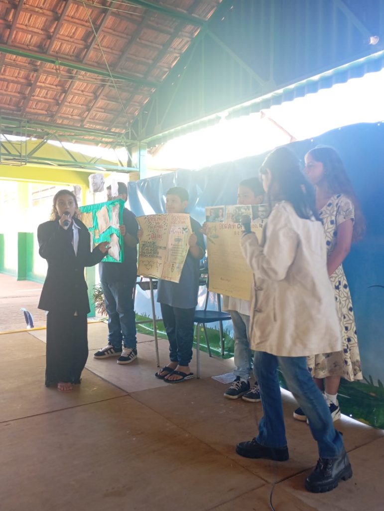 estudantes apresentando cartazes.