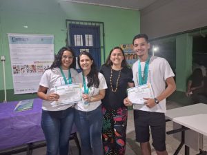 Estudantes recebendo medalhas na premiação.