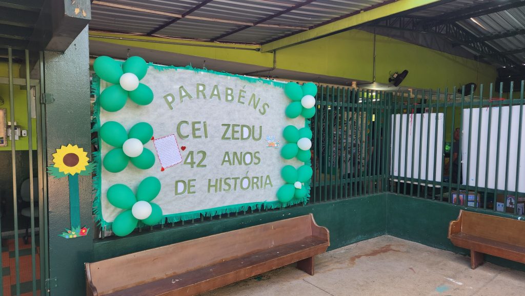 Faixa escrita parabéns cei Zedu 42 anos.