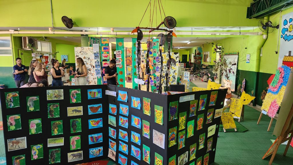 exposição de artes feitas pelos estudantes do CEI Zedu.