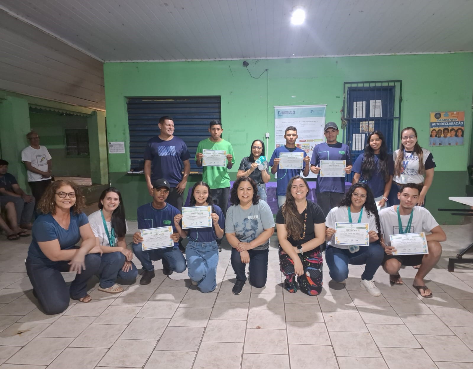 Imagem destacada Professores e estudantes com medalhas.
