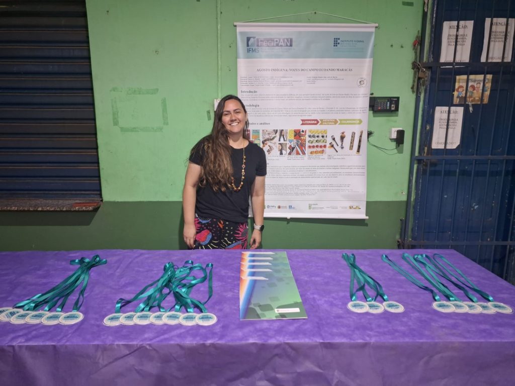 Professora com as medalhas conquistadas.