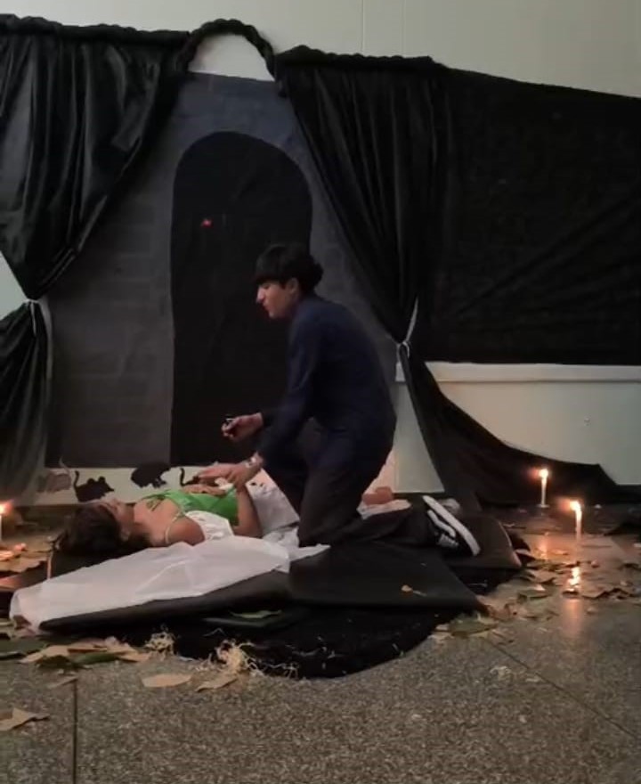 estudante em frente a uma barraca.