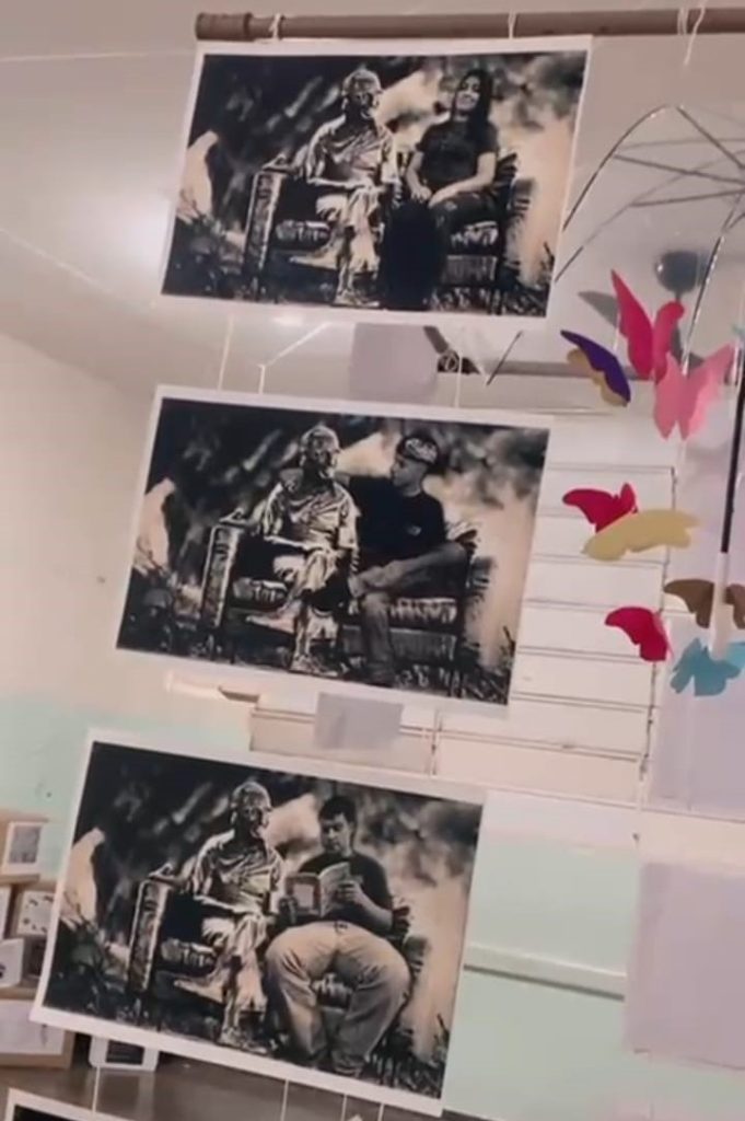 exposição de tres fotografias iguais em preto e branco.