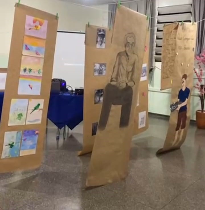 desenho em grafite retratando Manoel de Barros.