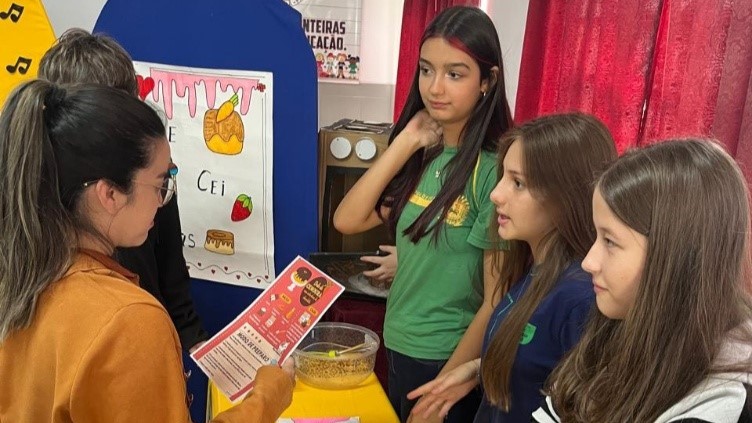 Estudantes em atividade do projeto 'Aprendendo com os Gêneros Textuais'