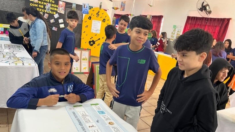 Estudantes em atividade do projeto 'Aprendendo com os Gêneros Textuais'