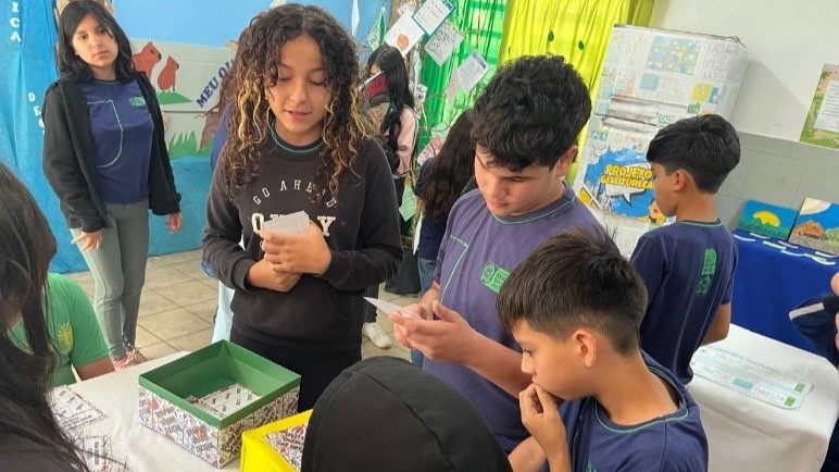 Estudantes em atividade do projeto 'Aprendendo com os Gêneros Textuais'