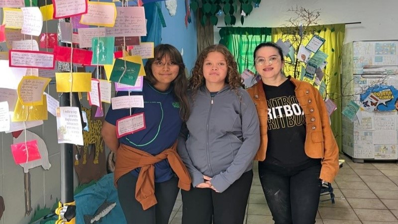 Estudantes em atividade do projeto 'Aprendendo com os Gêneros Textuais'