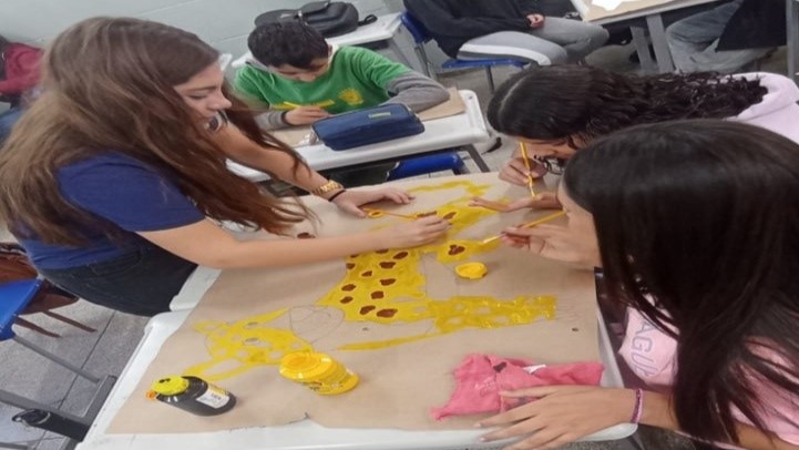 Estudantes em atividade do projeto 'Aprendendo com os Gêneros Textuais'