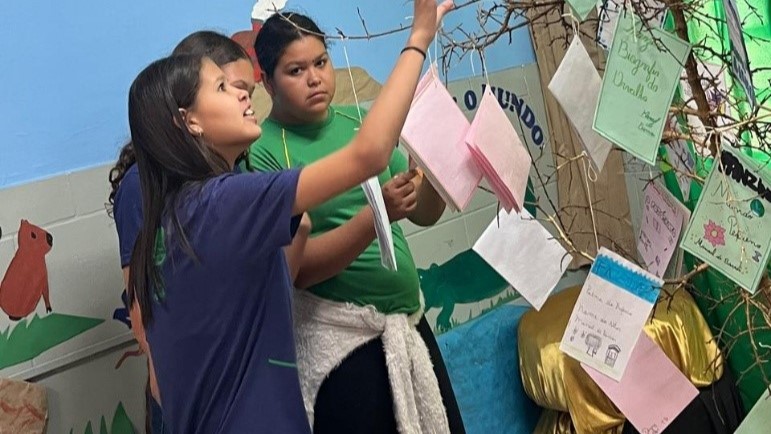 Estudantes em atividade do projeto 'Aprendendo com Gêneros Textuais'