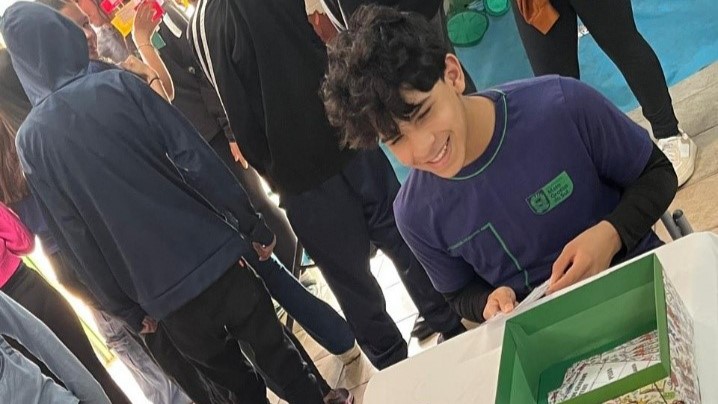 Estudantes em atividade do projeto 'Aprendendo com os Gêneros Textuais'