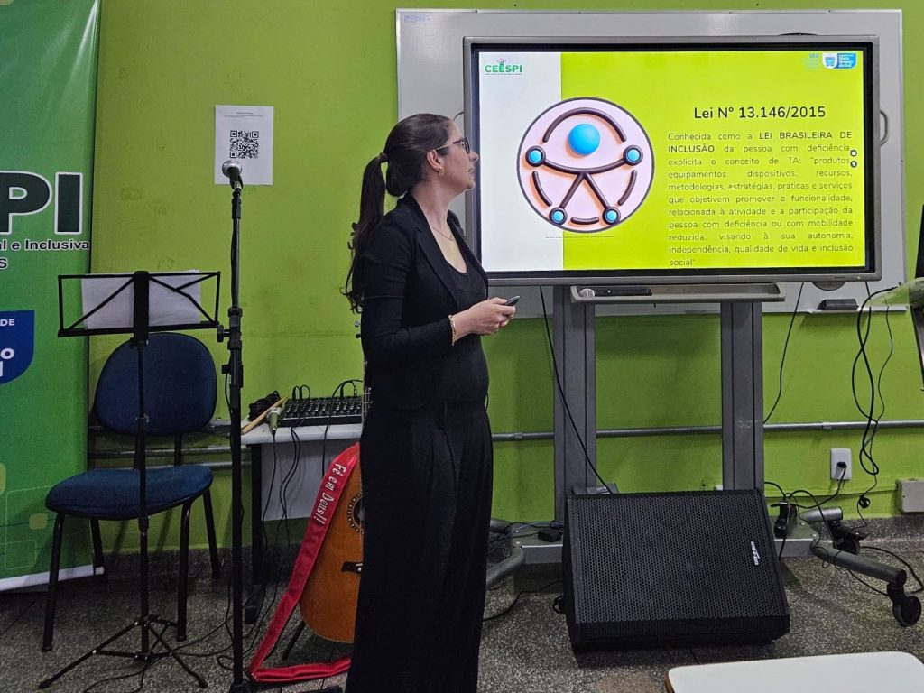 Apresentação por técnicos da equipe Multidisciplinar aos professores.