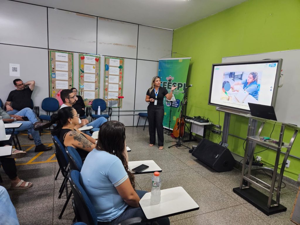 Apresentação por técnicos da equipe Multidisciplinar aos professores sobre TA e vídeos dos estudantes fazendo uso dessa TA nas escolas das Rede Estadual.