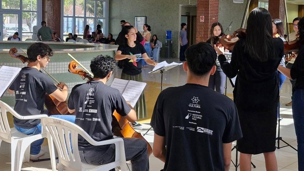 Alunos do Instituto Moinho Cultural Sul-Americano durante aula de música na EE Dom Bosco, em Corumbá