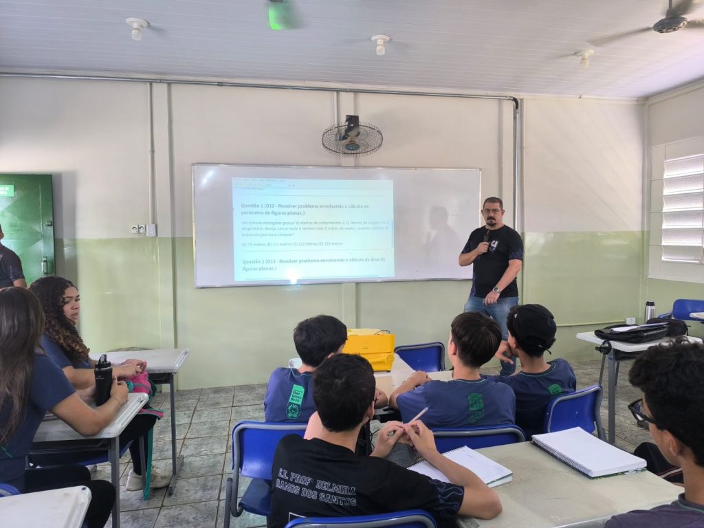 Professor passando a liçao preparatória para prova do SAEV.