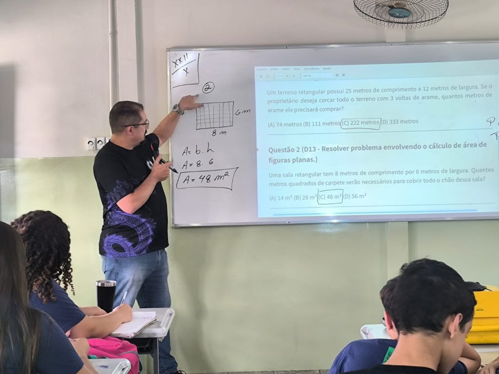 Professor passando a liçao preparatória para prova do SAEV.