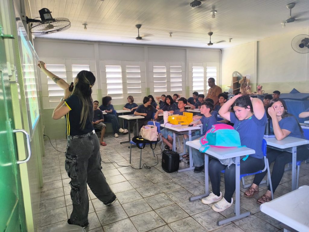 Professor passando a liçao preparatória para prova do SAEV