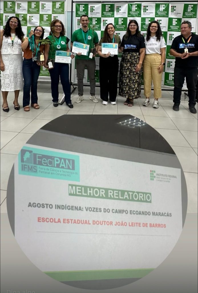 Professores e estudantes posando com premiações.