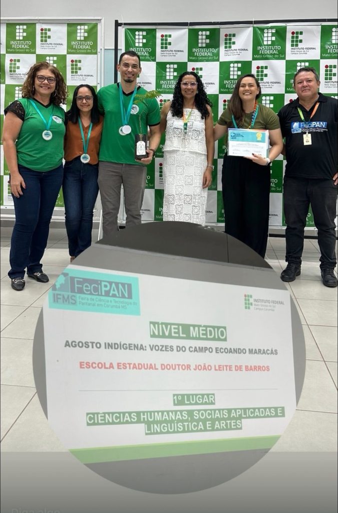 Professores e estudantes posando com premiações.